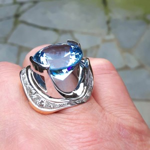 ring met edeltopaas steen van 2cm