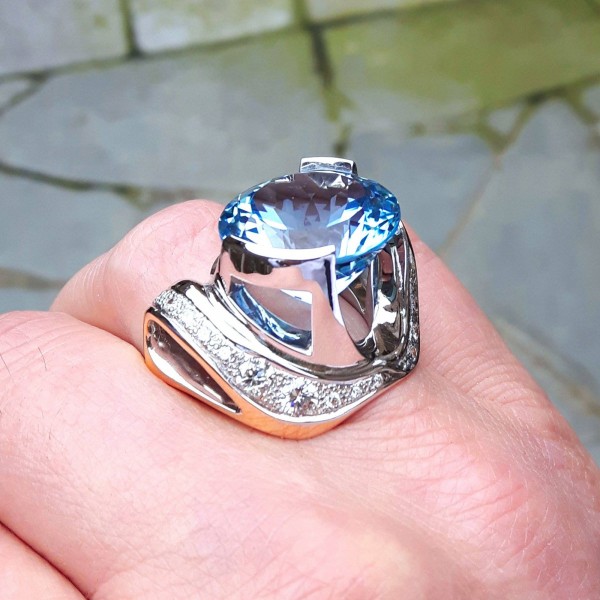 ring met edeltopaas steen van 2cm