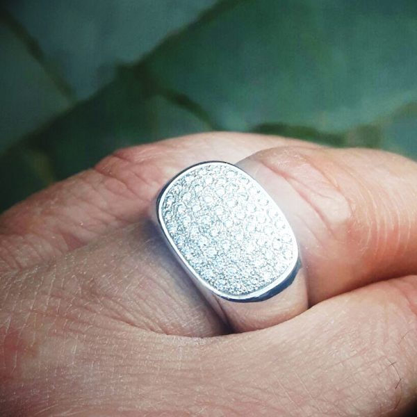 witgouden ring met 59 briljanten
