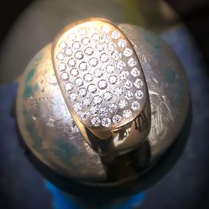 witgouden ring met 59 briljanten